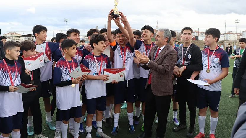 Ortaokullar Arası Futbol Turnuvasının Yıldızı Yiğit İlyas Bingöl Oldu