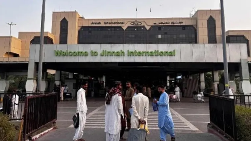 Pakistan hava sahası uçuşlara yeniden açıldı