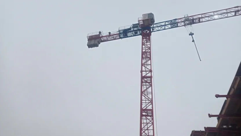 Paralarını Alamayan İşçiler İsyan Edip Kule Vinçe Çıktı