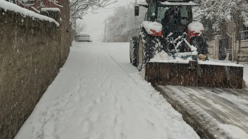 Pütürge'de kar yağışı başladı, Belediye ekipleri seferber oldu