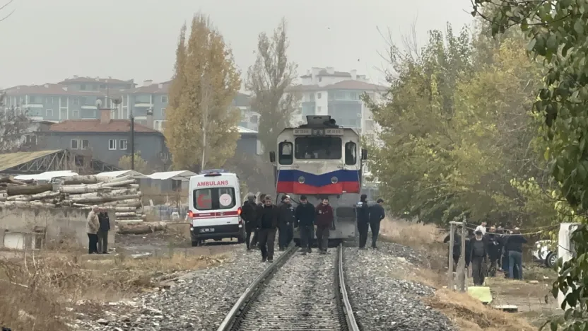 Rayların Üzerine Düşen Yaşlı Adam Tren Altında Kaldı
