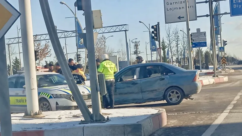 Sabah Saatlerinde Trafik Kazası: İki Kişi Hastanelik Oldu