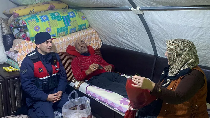 Sevgi Engel Tanımadı: Eşine Çiçek ve Pastayı Jandarma Ulaştırdı