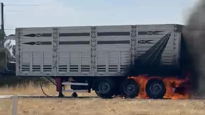Seyir Halindeki Tırın Dorsesi Alev Aldı