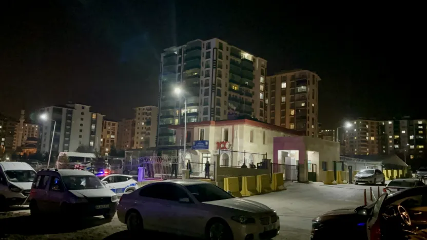 Silahlı saldırı sonrası karakol önünde kan aktı: 2 kişi bıçaklandı