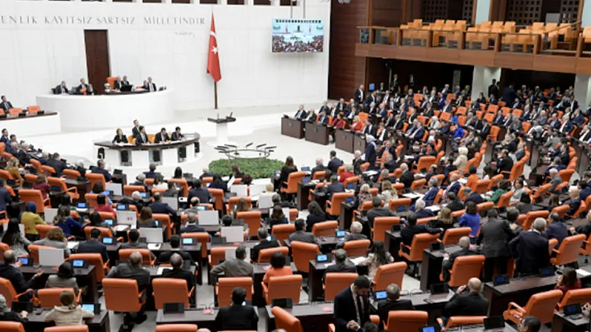 Trafik cezalarını artıran kanun teklifinde 6 madde kabul edildi