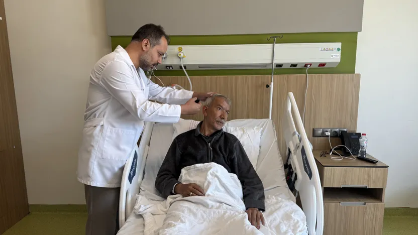 Türkiye'de ilk defa uyanık bir hastaya koklear implant ameliyatı yapıldı
