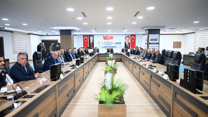 Vali Yavuz Başkanlığında Hafif Çelik Kırsal Köy Konutları İstişare ve Koordinasyon Toplantısı Gerçekleştirildi