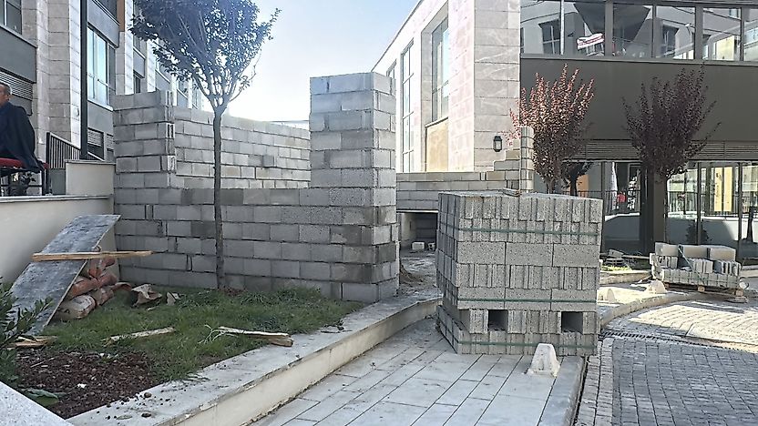Valilik Kararıyla Duvarlar Kaldırıldı: Çarşıda Yeşil Alan Korundu