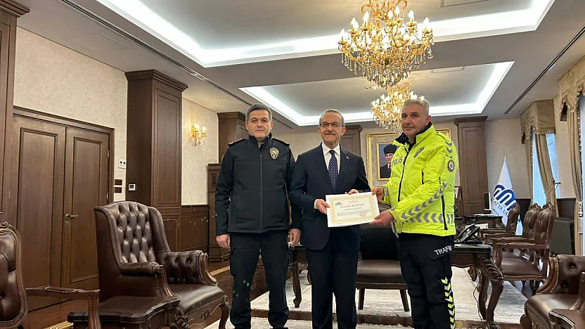 Vicdanın Fotoğrafı: Çorabını Çıkarıp Çocuğa Giydiren Polise Ödül