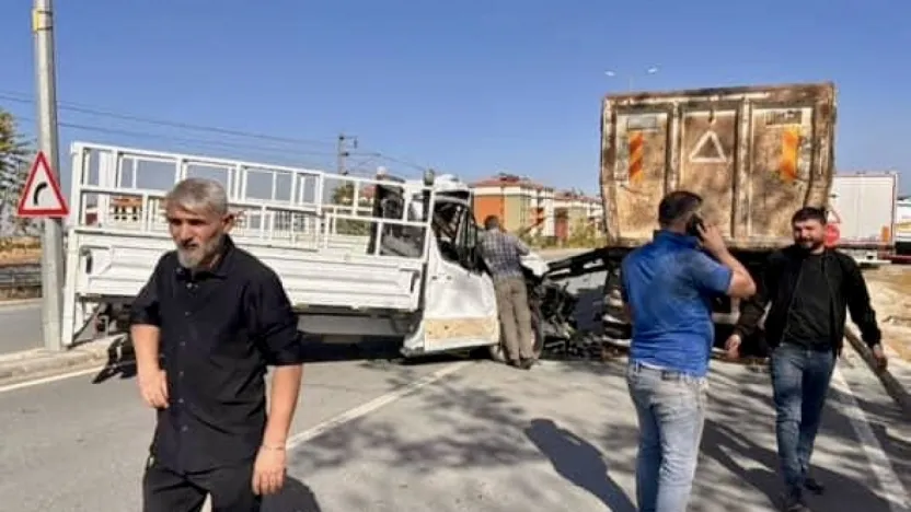 Yakınca'da Pikapla Hafriyat Kamyonu Çarpıştı: Bir Kişi Hayatını Kaybetti
