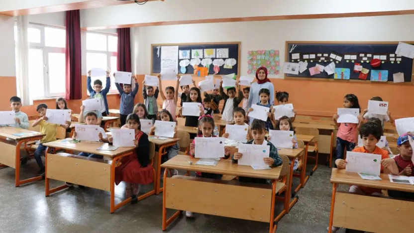 Yaklaşık 20 milyon öğrenci karnesini alarak tatile çıkıyor