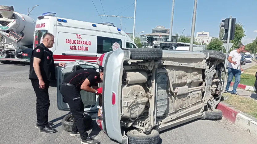Yan yatan otomobilden sürücü yara almadan kurtuldu
