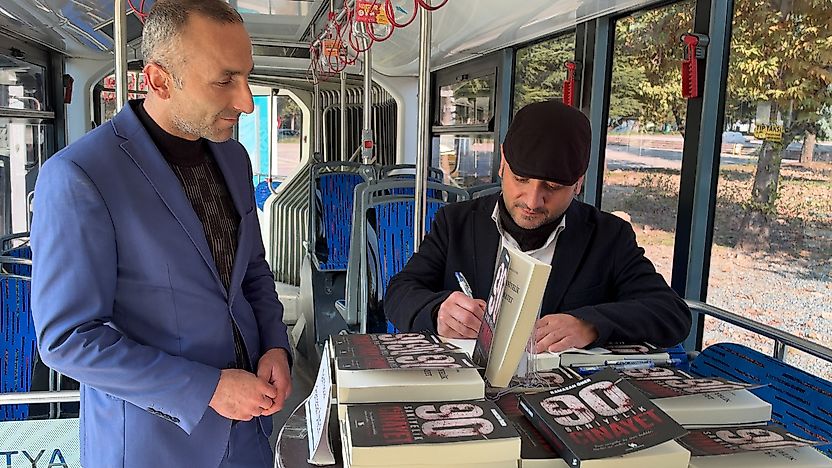 Yazar Ramazan Özer'den Trambüste Farkındalık Etkinliği