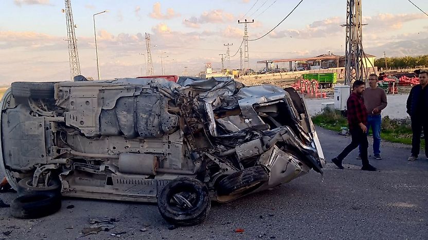 Yazıhan Kavşağı'nda Minibüs ile Otomobil Çarpıştı: 3 Yaralı