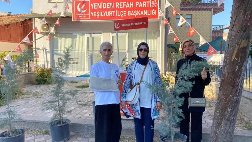 Yeniden Refah Partisi Malatya Hanım kolları Fidan dağıtımında bulundu.