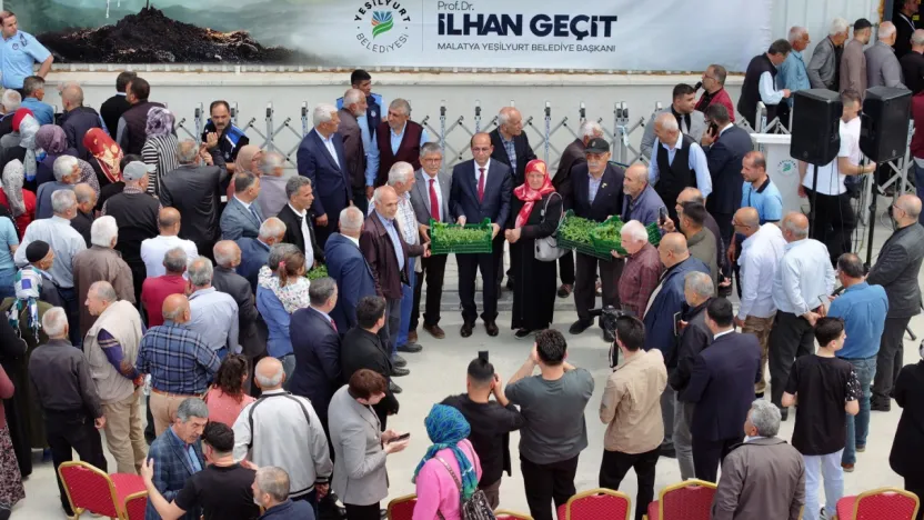 Yeşilyurt Belediyesi'nden Çiftçilere Büyük Destek! 250 Bin Adet Sebze Fidesi Dağıtıldı