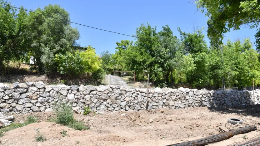 Yeşilyurt Belediyesi, Şahnahan'da Yol Güvenliği İçin Taş Duvar Çalışması Yapıyor