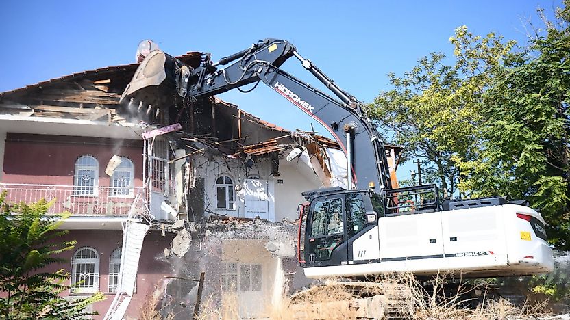 Yeşilyurt'ta Can Güvenliği İçin Metruk Yapı Yıkıldı