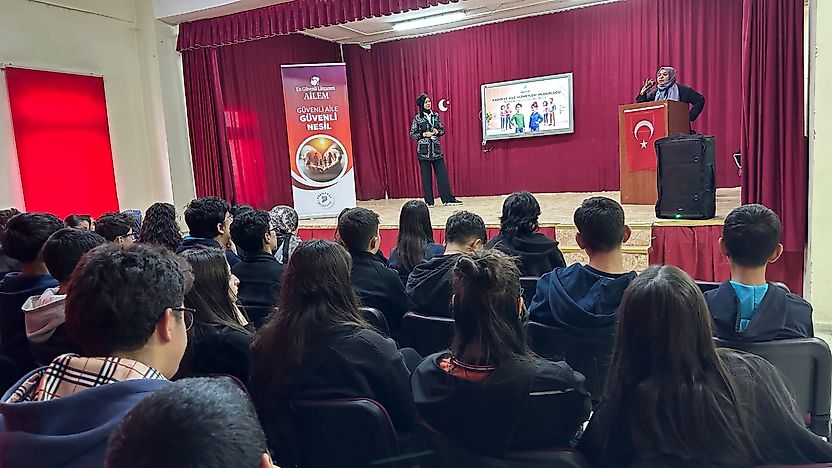Yeşilyurt'ta 'Güvenli Aile, Güvenli Nesil' Eğitimleri Liselerde Devam Ediyor