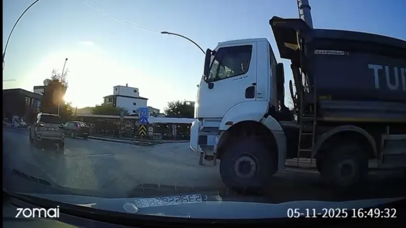 Yeşilyurt'ta Kıl Payı Kaza: Sürücü Ani Frenle Facianın Eşiğinden Döndü