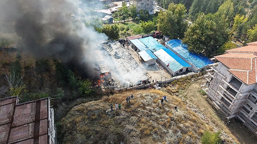 Yeşilyurt'ta Şantiye Yangını! 30'a Yakın Konteyner Küle Döndü