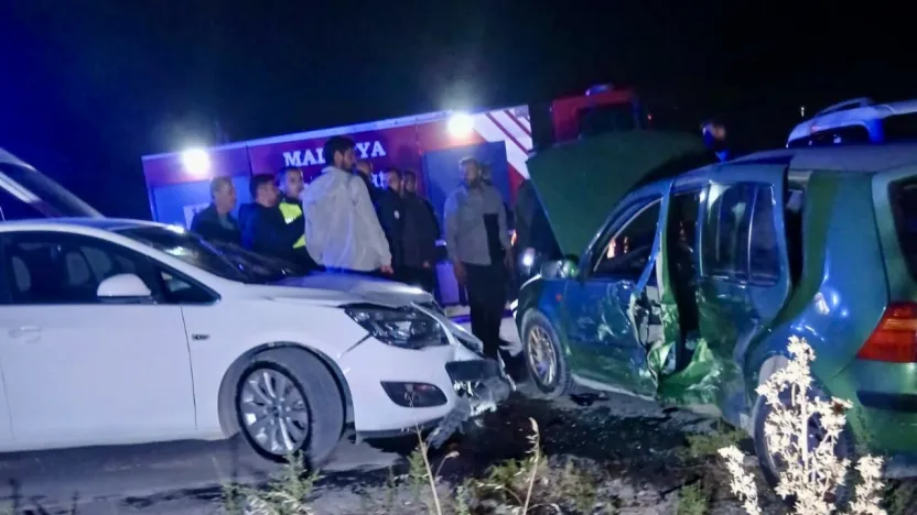 Yeşilyurt'ta Üç Otomobilin Karıştığı Kazada 2 Yaralı