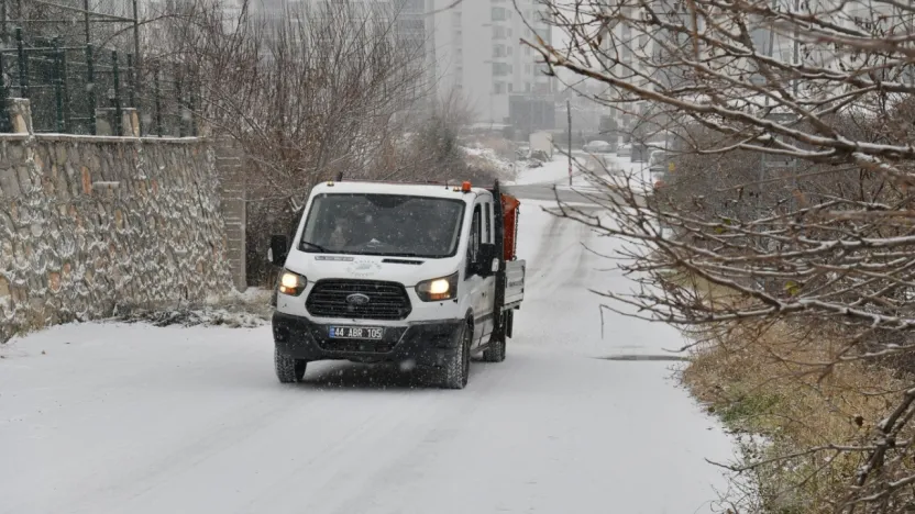 Yoğun Kar Yağışı Yeşilyurt'u Beyaza Bürüdü, Ekipler Teyakkuzda