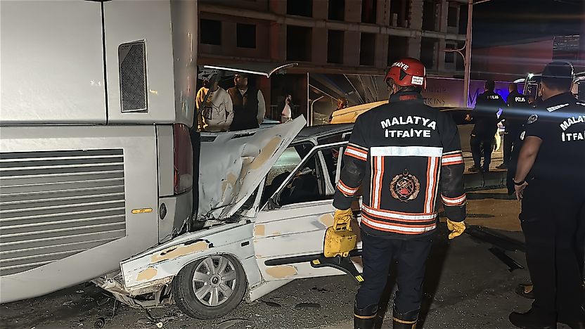 Yolcu İndiren Otobüse Arkadan Çarptı: 3 Yaralı