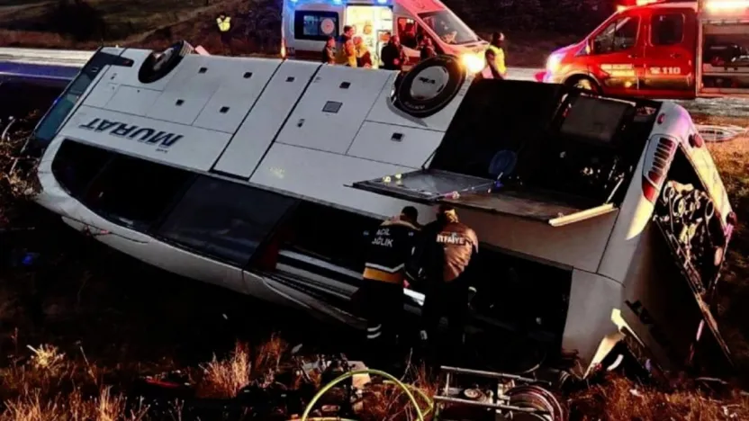 Yolcu otobüsü şarampole devrildi: 2 ölü, 21 yaralı