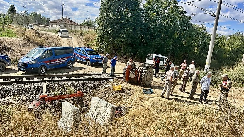 Yük Treni Traktöre Çarptı, Sürücü Hastaneye Kaldırıldı