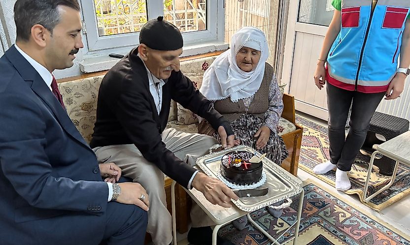1 Ekim Dünya Yaşlılar Günü'nde 3 Yaşlıya Doğum Günü Sürprizi