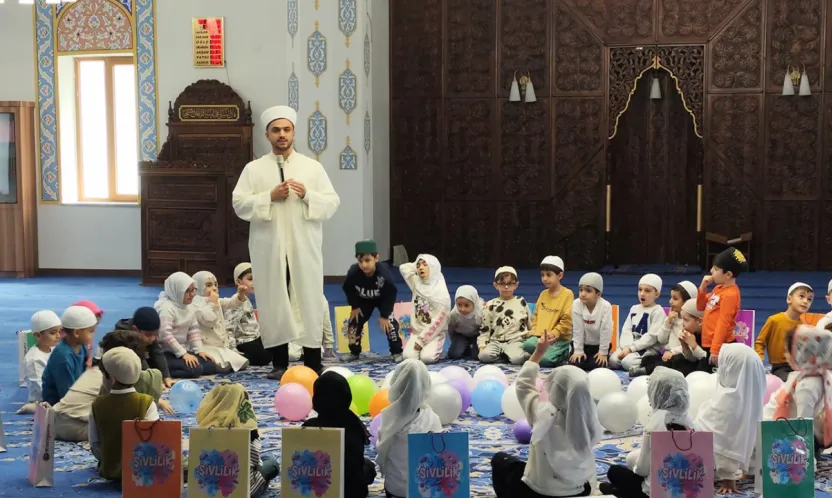 4-6 Yaş Grubu Öğrenciler Mehmet Göçmez Camii'nde Üç Aylarla Buluştu