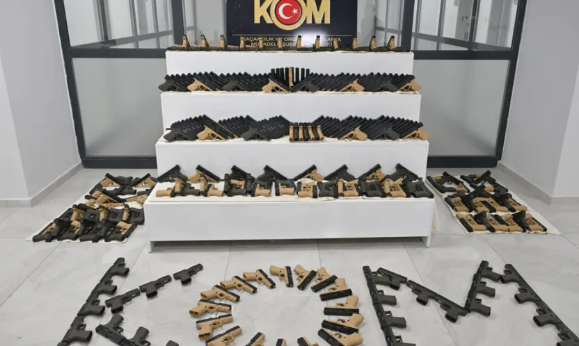 Adıyaman'da KOM ve İstihbarattan Ortak Operasyon: Bin Kurusıkı Tabanca Ele Geçirildi