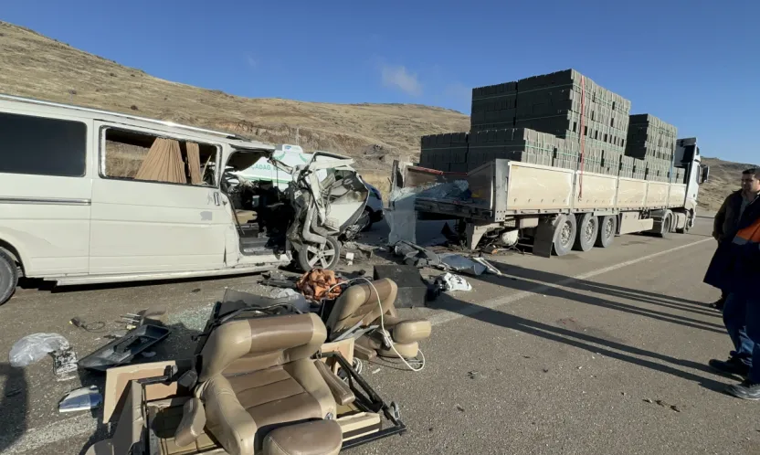 Akçadağ'da Can Pazarı: Aynı Yönde Seyreden Minibüs Tıra Arkadan Çarptı