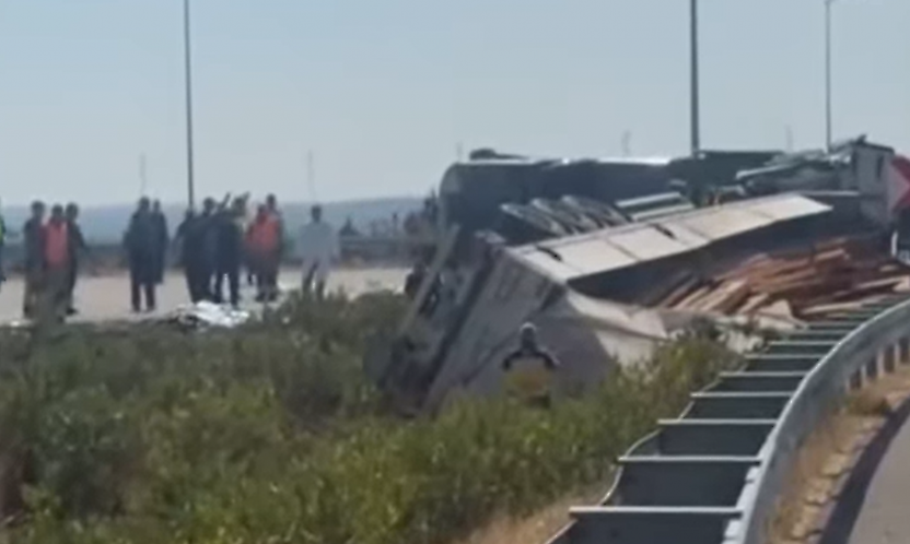 Akhisar Gişeleri'nde tur otobüsü-çekici çarpışması: 11 can kaybı