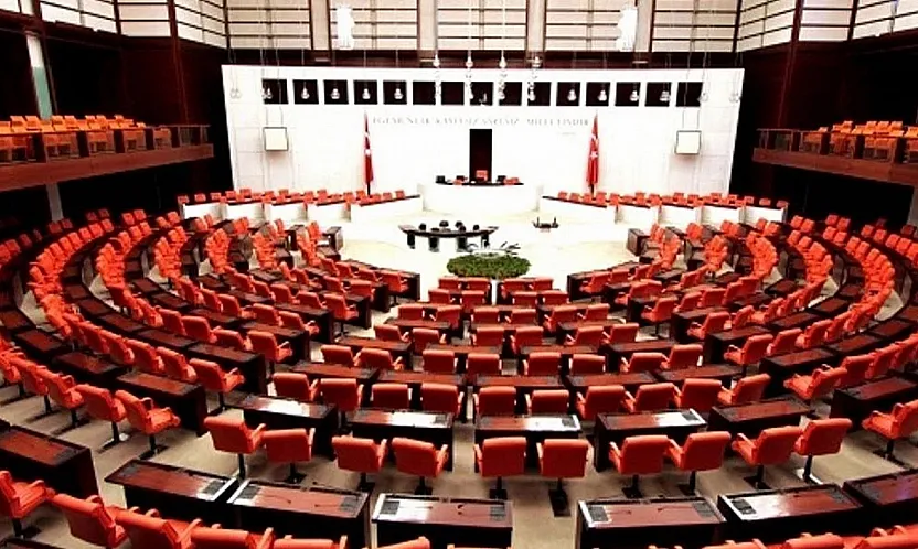 Aşırı Hıza Ehliyet Yaptırımı: 90 Güne Kadar El Koyma Geliyor