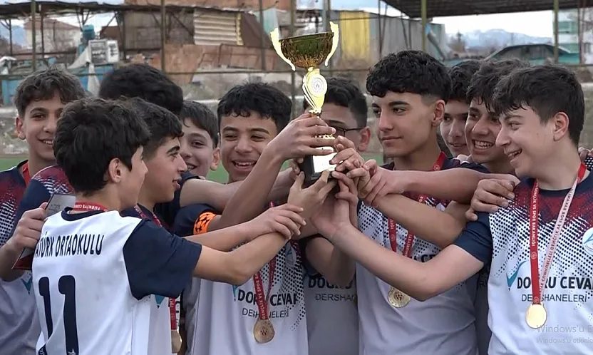 Atatürk Ortaokulu Şampiyon, Ensar Gölgeli Yıldızlaştı