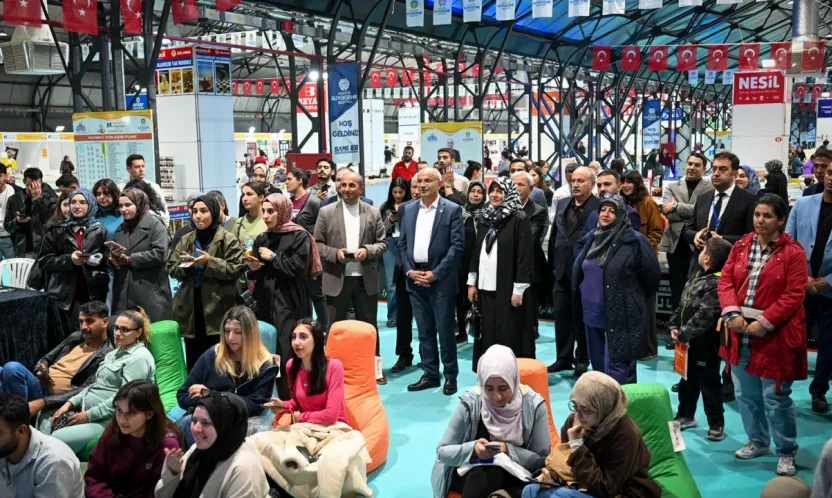 Başkan Sami Er, Kitap Fuarı'nda Yazar ve Vatandaşlarla Buluştu