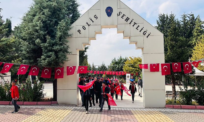 Başkan SELAĞZI Geleceğimizin Teminatı Öğrencilerimizi Şehitlikte Buluşturdu