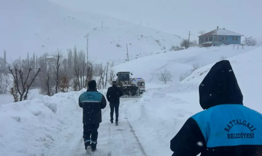 Battalgazi Belediyesi Ekipleri Sağlık Çalışanlarını İş Makinesiyle Hastaya Ulaştırdı