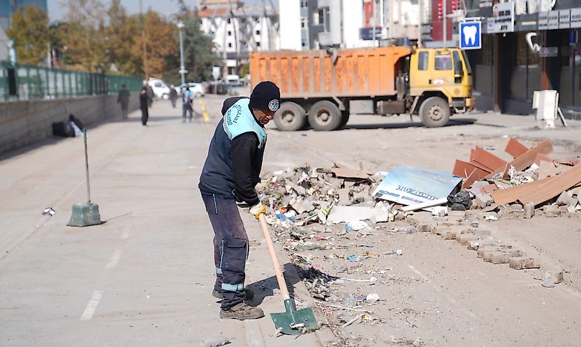 Battalgazi Belediyesi Konteynerlerin Kaldırıldığı Alanlarda Temizliği Sürdürüyor
