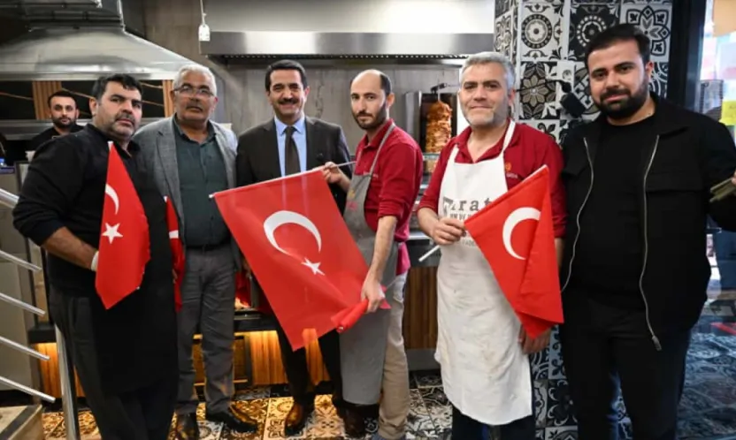 Battalgazi'de Cumhuriyet Coşkusu: Başkan Taşkın Vatandaşlara Türk Bayrağı Hediye Etti