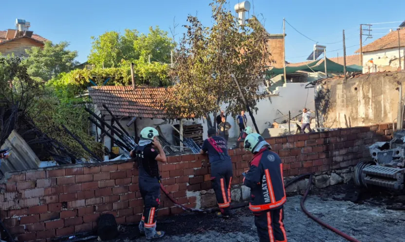 Battalgazi'de ev ve traktör alevlere teslim oldu