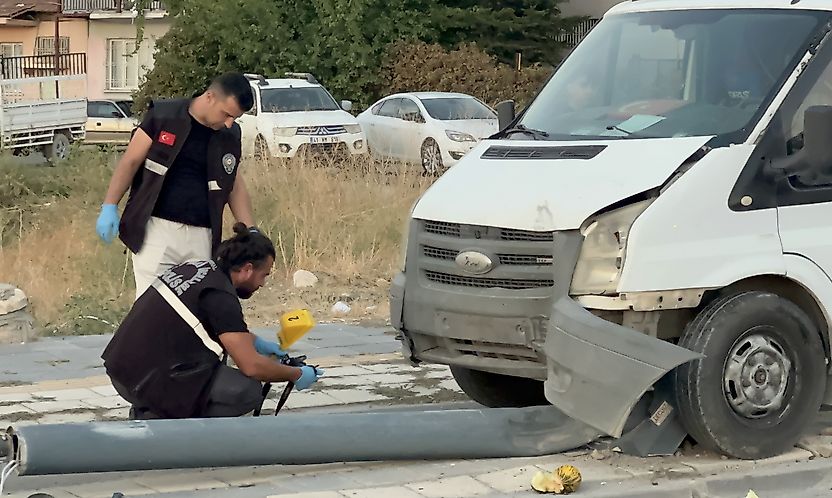 Battalgazi'de Feci Kaza: Kamyonet Yayaya Çarpıp Direği Kırdı