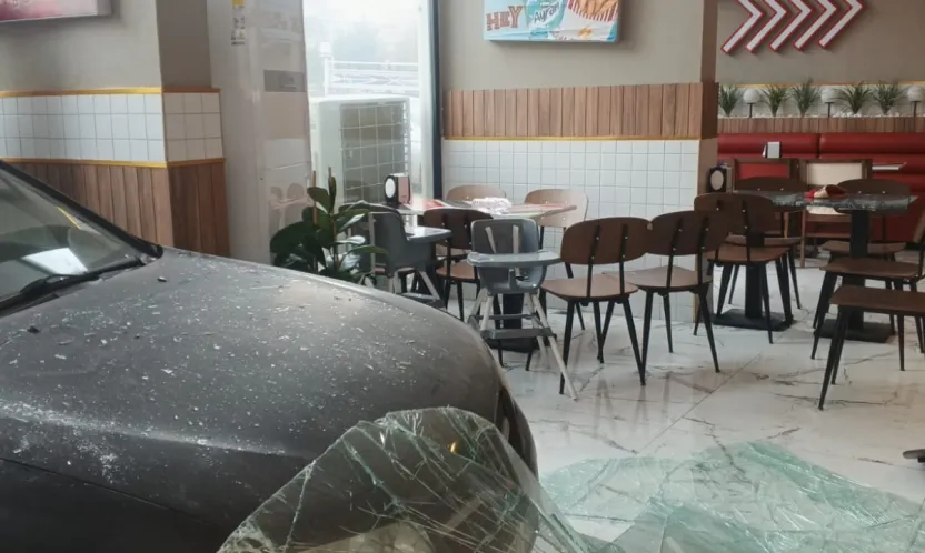 Battalgazi'de korku dolu anlar: Kadın sürücü dönerciye daldı