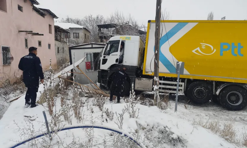 Buzlanan Yolda Kaza: PTT Kargo Aracı Yoldan Çıktı