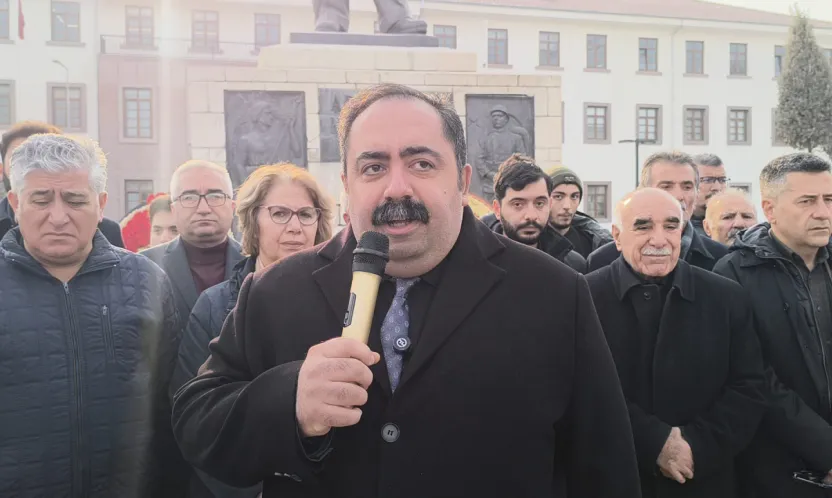 CHP'den İnönü Anıtı'na Çelenk: 'Büyük Liderin Önünde Saygıyla Eğiliyoruz'