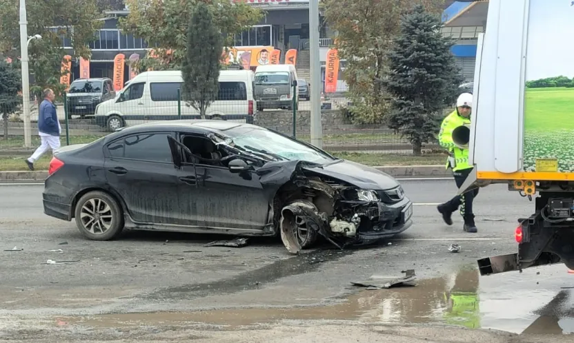 Çöp Kamyonuna Arkadan Çarptı, Ölümden Döndü