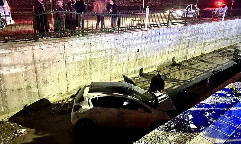 Direksiyon Hakimiyetini Kaybeden Sürücü Sulama Kanalına Uçtu